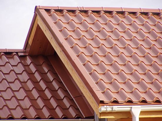 Женщина из Удмуртии покрыла крышу строящегося дома арестованной металлочерепицей