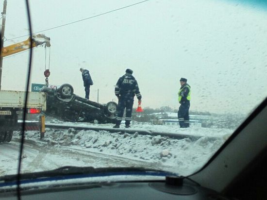Автомобиль повис на ограждениях Мызинского моста в Нижнем Новгороде