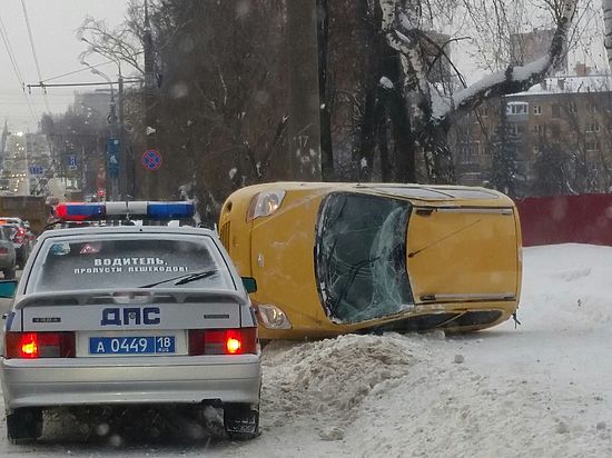 В Ижевске на улице Пушкинской автомобиль перевернулся и травмировал пешехода