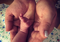 Марина Девятова, которая, как уже сообщал «МК», вчера стала мамой, поделилась в своем социальном аккаунте в сети Интернет трогательной фотографией, на которой запечатлена ножка ее новорожденной малышки