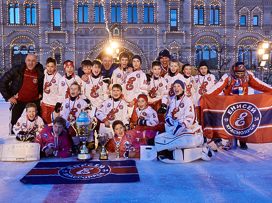 В Москве проходит турнир по хоккею с мячом среди детских команд на призы Святейшего Патриарха России.