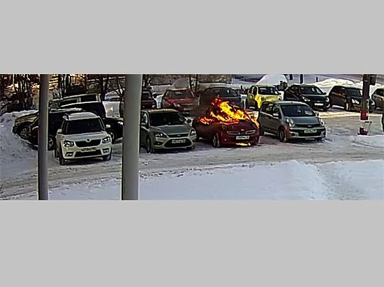 Человек в капюшоне сжег автомобиль чиновника администрации Балахнинского района