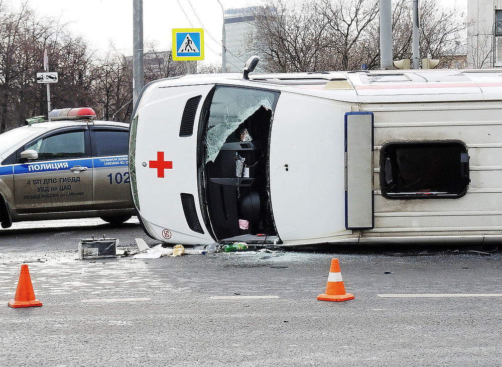 В Москве перевернулась машина "скорой помощи"