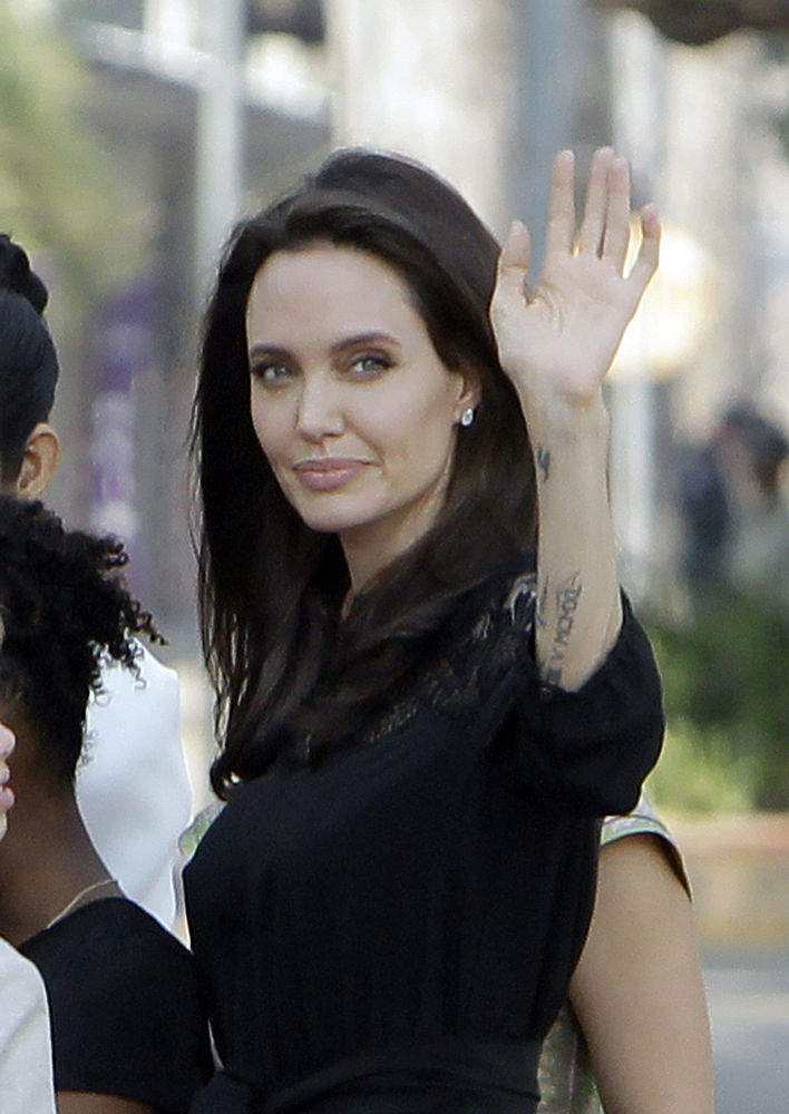 Улыбающаяся Джоли впервые после разрыва с Питтом появилась на публике