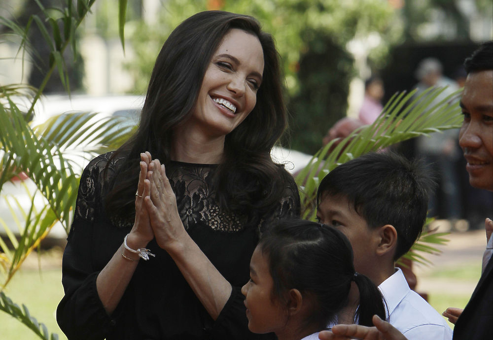 Улыбающаяся Джоли впервые после разрыва с Питтом появилась на публике