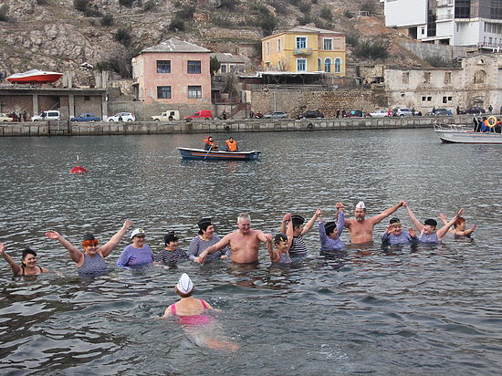 Спортивная часть праздника включала в себя состязательные заплывы на дистанции 25, 50 и 300 метров.