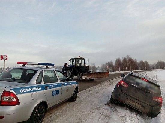 В Кузбассе полицейские спасли водителя упавшей в кювет иномарки 
