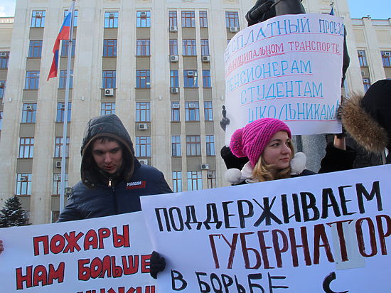 Десятки людей из разных уголков Кубани собрались возле администрации края