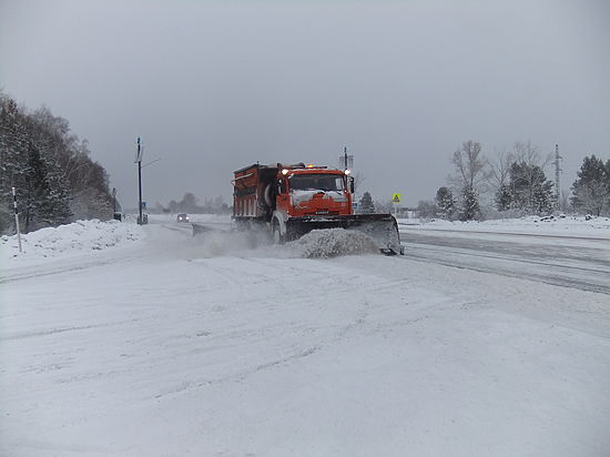 Федеральные дорожники спасли автобус из снежного плена в Алтайском крае