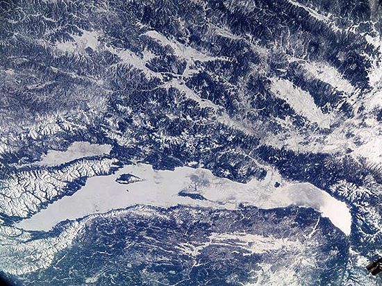 Роскосмос опубликовал снятую с МКС фотографию зимнего Байкала