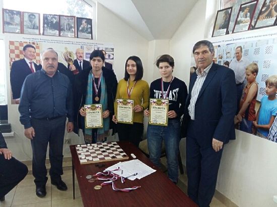 В Махачкале прошел городской турнир по русским шашкам среди мужчин и женщин