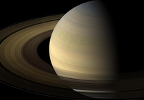 Американское аэрокосмическое агентство NASA представило снимки, на которых можно разглядеть загадочные объекты внутри одного из внешних колец Сатурна, именуемого «кольцо F»