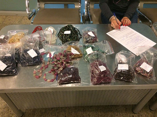 В багаже россиянки, прилетевшей из Дели, таможенники нашли рубины, сапфиры, изумруды, а также готовые ювелирные изделия