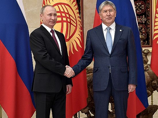 Ранее президент Атамбаев потребовал вывести российских военных из страны