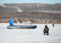 По данным специалистов, в Приморье наблюдается положительная тенденция по сокращению несчастных случаев на водных объектах зимой, однако любителей подледной рыбалки меньше не становится