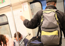 В столичном метрополитене запустили необычное новшество: теперь на станциях и в поездах пассажиров просят снимать рюкзаки