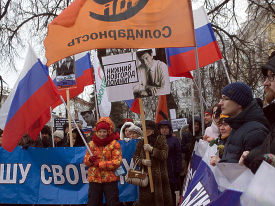 Почтить память Бориса Немцова пришло около тысячи нижегородцев