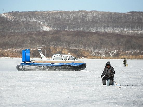 Любители зимней рыбалки с осторожностью штурмуют лед