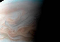 Американское аэрокосмическое агентство NASA представило новый снимок Юпитера, на котором можно увидеть гигантский ураган в атмосфере крупнейшего в Солнечной системе и ближайшего к Земле газового гиганта