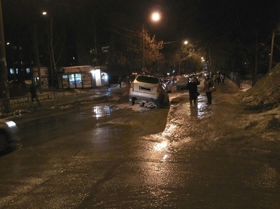 Автомобиль провалился в яму на улице Донецкой в Нижнем Новгороде
