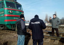 О решении украинских активистов заблокировать железнодорожное сообщение между Украиной и Россией в районе границы с РФ, в Сумской области на станции в Конотопе стало известно вечером в воскресенье