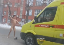 В соцсетях появилось шокирующее видео, как в Новосибирске на улице , несмотря на морозец, молодой мужчина перегородил проезжую часть и устроил стриптиз