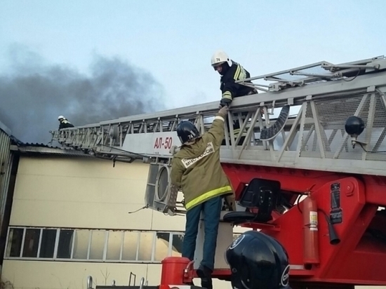 В Екатеринбурге сгорел склад с пластиком, было много дыма