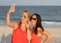 В социальных сетях появились группы и сообщества, владельцы которых ловко играют на тщеславии Instagram-зависимых россиянок: им предлагают брать в аренду огромные букеты роз и другие аксессуары, фотографируясь с которыми барышни создают видимость успешной и беззаботной жизни. 