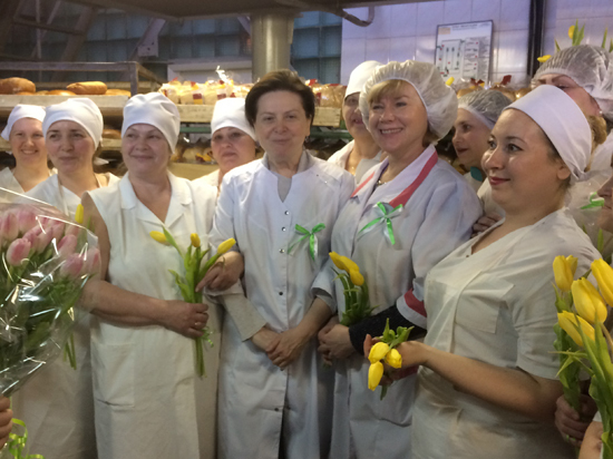 Цветы, теплый хлеб, теплые поздравления и счастливые улыбки – таким запомнится 8 марта 2017 года женщинам предприятия.