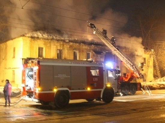 25 человек спасли при пожаре в многоквартирном доме в Барнауле