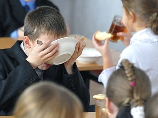 Роспотребнадзор снова недоволен питанием в детских садах и школах