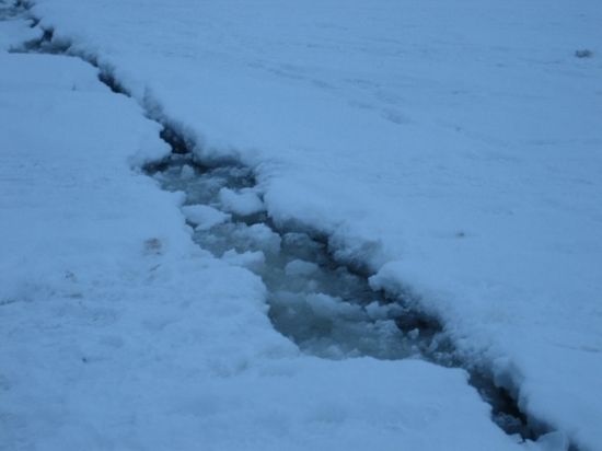 МЧС: На льду Онежского озера разрастаются трещины