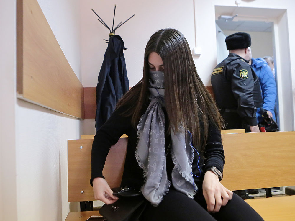 Мара Багдасарян показала в суде "сокровища": телефон, виттон, "Мерседес"