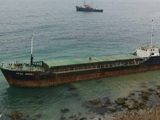 Корабль отбуксировали в Севастополь