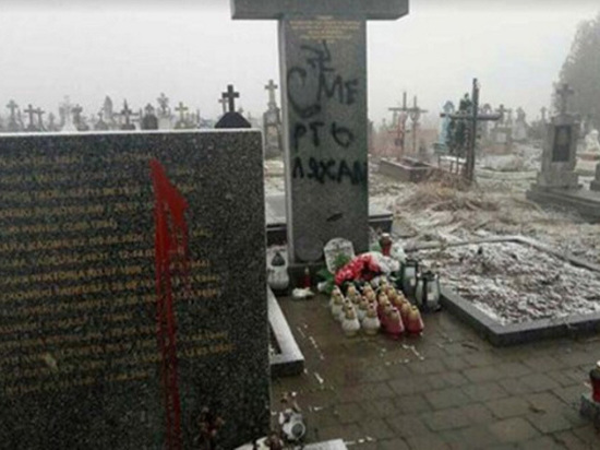 На Львовщине вандалы облили краской мемориал погибшим полякам