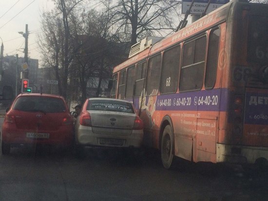 В Твери таксиста зажало между троллейбусом и иномаркой