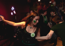 По традиции национальный ирландский праздник День святого Патрика отмечают в различных пабах, барах, музыкальных клубах, где под ирландские мотивы льются рекой «Guinness» и «Jameson», а ноги сами идут в пляс