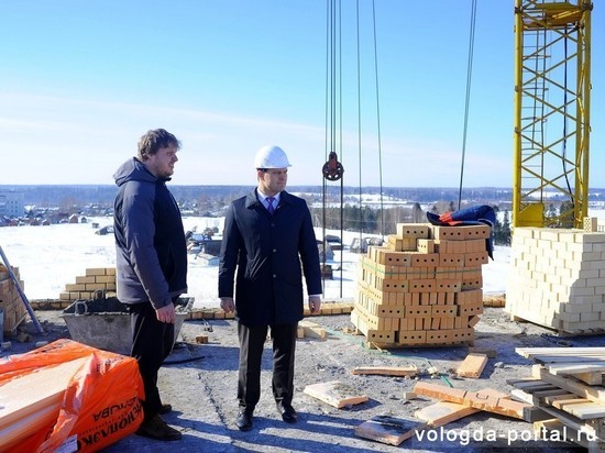 Сергей Воропанов следит за строительством дома для переселенцев из ветхого и аварийного жилья