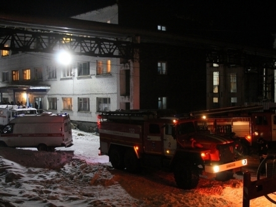 В Барнауле горело 250 "квадратов" административной двухэтажки