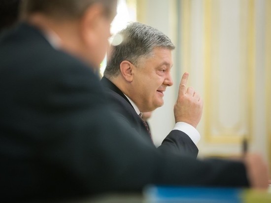 Попавшим под санкции финансовым учреждениям запрещается вывод капиталов «за пределы Украины в пользу связанных с ними лиц».