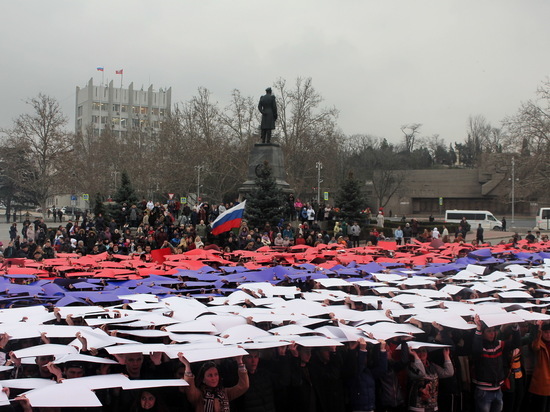 Три тысячи севастопольцев построили рекордный флаг России