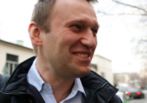 В Новосибирске на митинге против повышения тарифов на жилищно-коммунальные услуги неизвестный метнул несколько яиц в Алексея Навального, присутствовавшего на акции в центре города