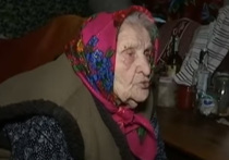1 июля 2017 года Христине Аврамовне Нагорной исполнится 117 лет. Не дожидаясь наступления знаменательной даты, в деревню Жадово Семеновского района на днях нагрянули видные люди из Киева. Ну и из местной "столицы", то бишь райцентра Семеновки, тоже. Шутка ли: в приграничном районе, оказывается, живет самая возрастная жительница Украины!