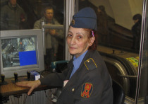 Одна из старейших дежурных у эскалатора в московском метро — легендарная тетя Люда, проработавшая в подземке почти тридцать лет