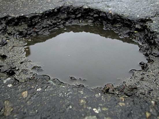 Выбоина на дороге в Оренбурге стала причиной ремонта на 450 тысяч рублей