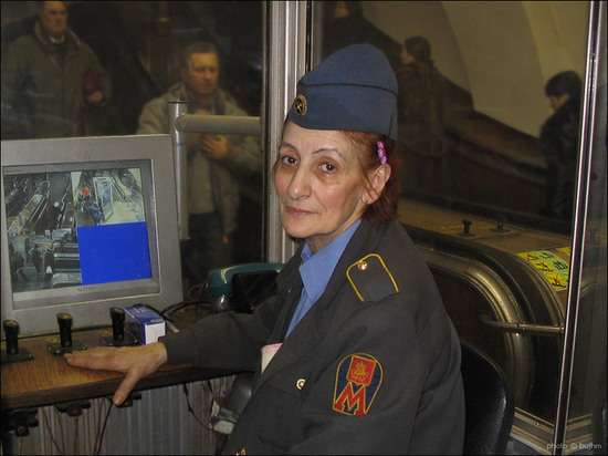 Знаменитая тетя Люда с «Октябрьской» и на пенсии продолжает общаться с пассажирами
