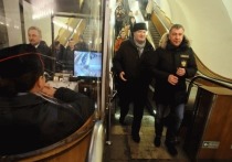 С 1 апреля в московском метрополитене сократят всех дежурных, сидящих внизу в маленьких будках