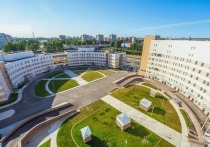 Новая Боткинская больница заметно выделяется на фоне других городских учреждений.