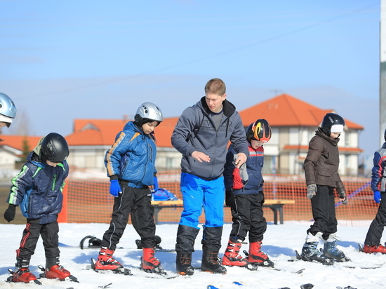 Мастер-класс по горным лыжам для воспитанников детских домов прошел в Хабарском