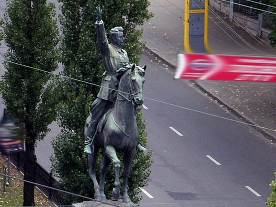 Хотя Мэр Виталий Кличко не единожды заявлял: скульптура комдива - визитная карточка города, сносу не подлежит